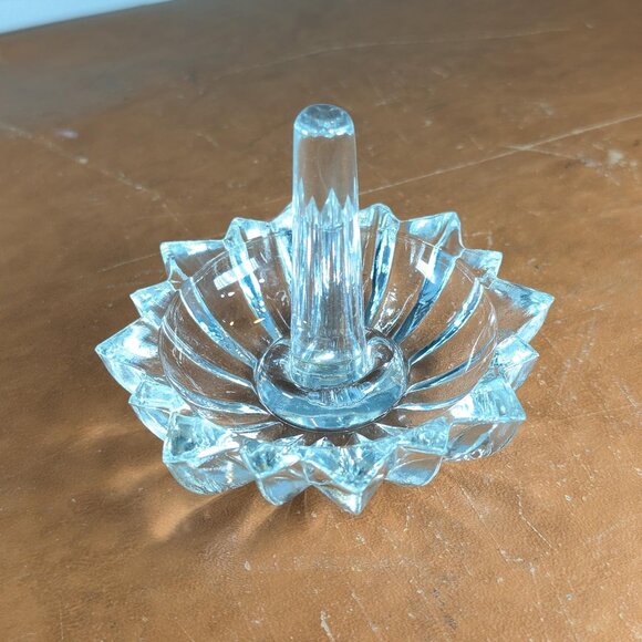 Vintage pressed glass ring dish, mcm dressing table ring holder, star jewelry - Picture 2 of 7